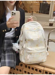 Vue détaillée du grand sac à dos d'école style Harajuku pour filles, design tendance et spacieux.