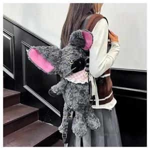 Detaillierte Ansicht des grauen Plüschtier-Rucksacks mit großen rosa Ohren und weichem Stoff.