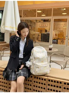Vue détaillée d'un grand sac à dos Harajuku avec motif d'étoiles mignon et de multiples poches.