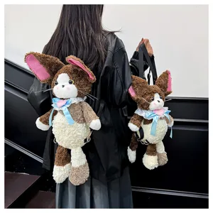 Plüsch Puppe Rucksack Detail, braunes und weißes flauschiges Design mit großen Ohren Schleife.
