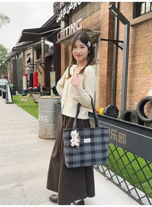 Bolso de hombro para mujer a cuadros retro de gran capacidad con bonito colgante de oso detalle.