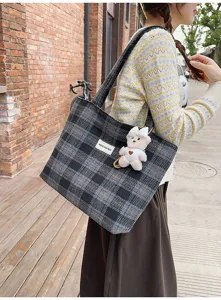 Detalle del bolso de hombro a cuadros retro para mujer, bolso grande con colgante de oso.