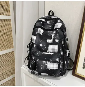 Sac à dos scolaire motif étoile noir et blanc, détail de cartable étudiant grande capacité.