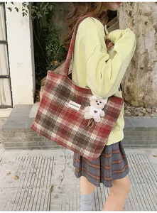 Bolso de hombro a cuadros para mujer, bolso grande con colgante de oso para el otoño.