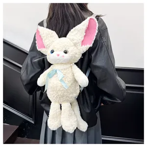 Nahaufnahme des niedlichen Plüschhasen-Rucksacks mit großen Ohren, Perlenkette und Schleife.
