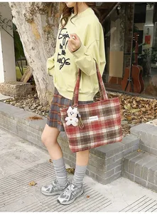 Bolso tote de lona a cuadros vintage para mujer, bolso de hombro grande con lindo colgante.