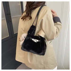 Detailansicht der süssen flauschigen Damen Plüsch Umhängetasche, weiche Herbst Winter Handtasche.