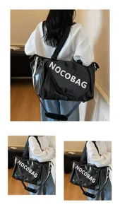 Borsa da viaggio sportiva nera in dettaglio con grande capienza e design della tracolla.
