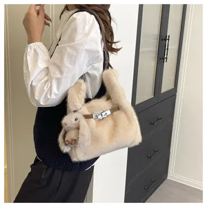 Plüsch Umhängetasche für Damen, weiche Handtasche in Beige mit süßem Häschen Anhänger neu.