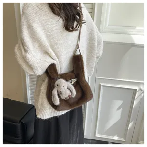 Flauschige braune Plüsch Umhängetasche für Damen, weiche Fell Schultertasche mit niedlichem Kaninchen.