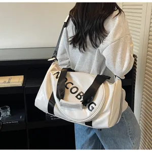 Vista dettagliata della borsa da viaggio sportiva bianca casual con spallacci neri e stampa.