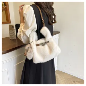 Schicke Plüsch Umhängetasche für Damen, weiche Fell Handtasche mit niedlichem Hasenanhänger.