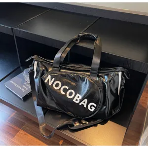 Borsa da viaggio sportiva lucida nera con tracolla e design elegante della tasca anteriore