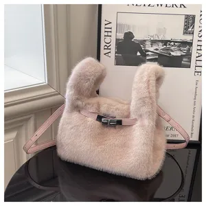 Flauschige Plüsch-Umhängetasche mit Lederriemen und Metallverschluss, stylische Wintertasche.
