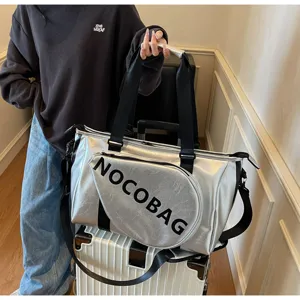 Dettaglio borsa da viaggio sportiva argentata con scomparto racchetta e tracolla.