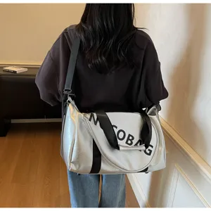 Vista dettagliata della borsa da viaggio argentata, sport fitness spalla tracolla casual.