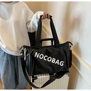 Borsa da viaggio sportiva per badminton fitness nera lucida con tracolla e tasca per racchetta.