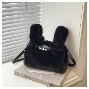 Schwarze flauschige Pluesch Handtasche fuer Damen, süsse Umhaengetasche mit Metallverschluss.