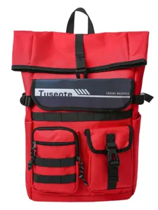Sac à dos casual rouge à enroulement avec poches multiples et bandes réfléchissantes.