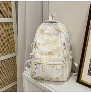 Vue de détail d'un joli sac à dos d'écolier Harajuku avec motif d'étoiles et grande capacité.