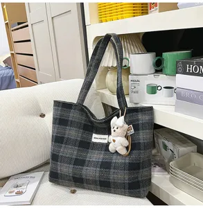 Bolso de hombro a cuadros retro para mujer, bolso tote casual grande con lindo colgante de oso.