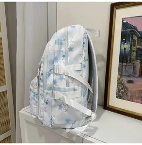 Vue detaillee du grand sac à dos d'ecole avec motif d'etoile bleue et carreaux pour les eleves.