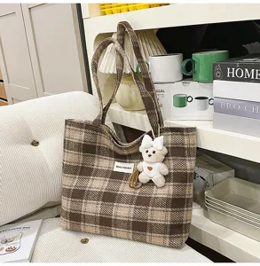 Bolso tote vintage de lona a cuadros marrones con bonito colgante de oso, grande.