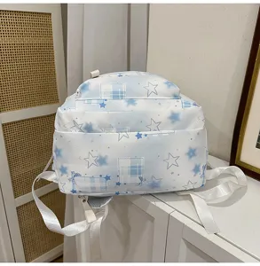 Détail en gros plan du sac à dos bleu clair Harajuku avec motif étoiles et carreaux.