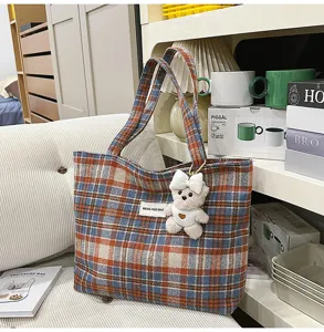 Bolso de lona a cuadros vintage para mujer, bolso de hombro grande con lindo colgante de oso.