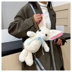 Süßer Plüsch Hase Schultertasche Detail, weicher Kuscheltier Rucksack mit blauer Schleife.
