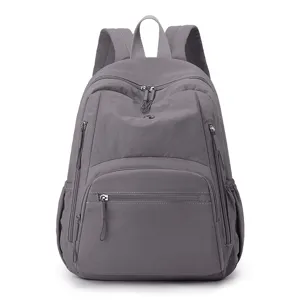 Sac à dos d'école décontracté en nylon gris avec plusieurs poches zippées pratiques.