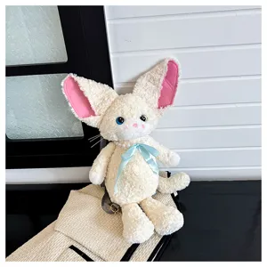 Flauschiger Plüsch-Kaninchen-Rucksack mit großen rosa Ohren, Perlenkette und blauer Schleife.