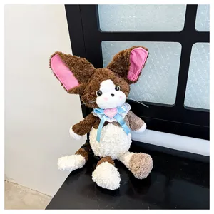 Detaillierte süße Plüsch Puppe Rucksack, flauschiges braun-weißes Design mit großen Ohren.
