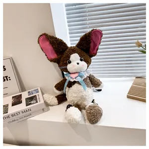 Detailansicht des süßen Cartoon Plüschpuppen Rucksacks mit weichem braunem flauschigen Material.