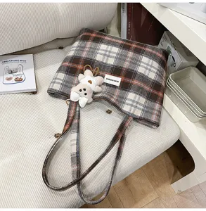 Vista detallada del bolso de cuadros retro con lindo colgante de oso, bolso grande casual.