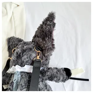 Süßer grauer Plüsch Tierpuppen Rucksack mit Reißverschluss hinten und weichen Schultergurten.