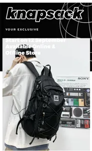 Detailansicht des schwarzen taktischen Rucksacks mit Bungee-Kordeln und Taschen am Modell.