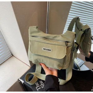 Lässige grüne Nylon Umhängetasche mit mehreren Taschen, praktische Damen Alltag Tasche.