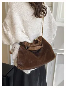 Schicke Plüsch Umhängetasche für Damen, flauschige Tasche mit Kettengriff für den Alltag.
