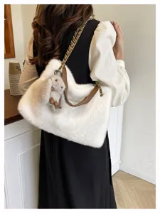 Schicke Plüsch Damen Totetasche mit Kettengurt und süßem Kaninchenanhänger für den Alltag.
