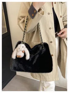 Detailansicht der Damen Plüsch Umhängetasche in Schwarz mit Hasenanhänger und Kette.