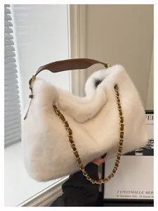 Modische weiße Plüsch-Handtasche mit braunem Ledergriff und goldener Kettenschulterriemen.