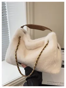 Schicke Damen Umhängetasche aus weißem Plüsch Kunstfell mit braunem Leder Kettenriemen.
