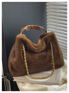 Detailansicht der braunen Plüsch-Tasche mit weichem Kunstfell und eleganter Metallkette.