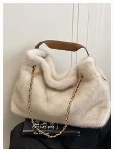 Flauschige Damentasche mit Kette und braunem Griff, schicke Umhängetasche für Alltag.