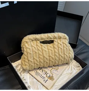 Gedetailleerd aanzicht van modieuze retro kabelbreisel pluche clutch tas met ketting voor dagelijks.