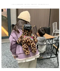 Detailansicht des niedlichen Plüsch-Bären-Rucksacks mit Leopardenmuster, weich und stilvoll.