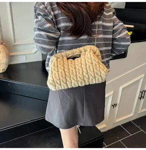 Gedetailleerd overzicht van de stijlvolle beige gebreide schoudertas met ketting en slot.