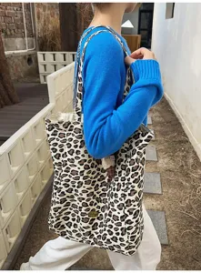 Detailansicht der stylischen Leopardenmuster Umhängetasche mit geräumigem Design für den Alltag.
