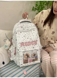 Vue détaillée du grand sac à dos scolaire avec motif d'étoiles et poche avant mignonne.